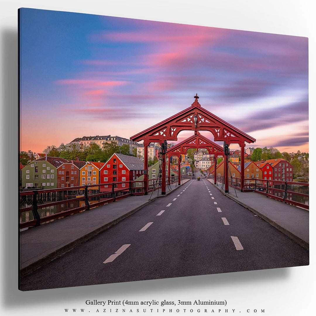 Lykkens portal (Gamle bybro) and Bakklandet in Trondheim