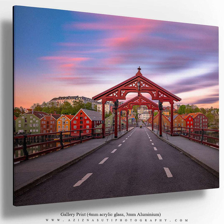 Lykkens portal (Gamle bybro) and Bakklandet in Trondheim