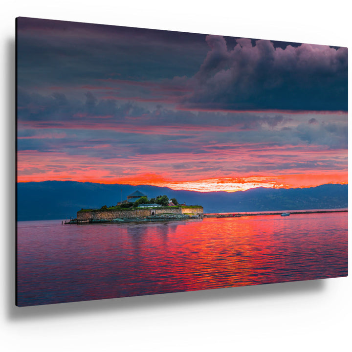 Munkholmen i en vakker rosa solnedgang