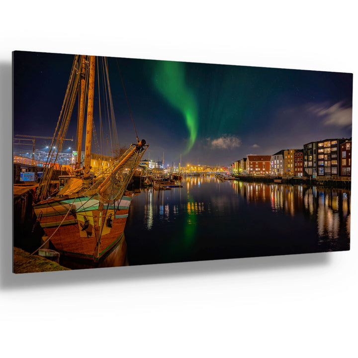 Den fantastiske natten Panorama over Trondheims Kanal med Northern