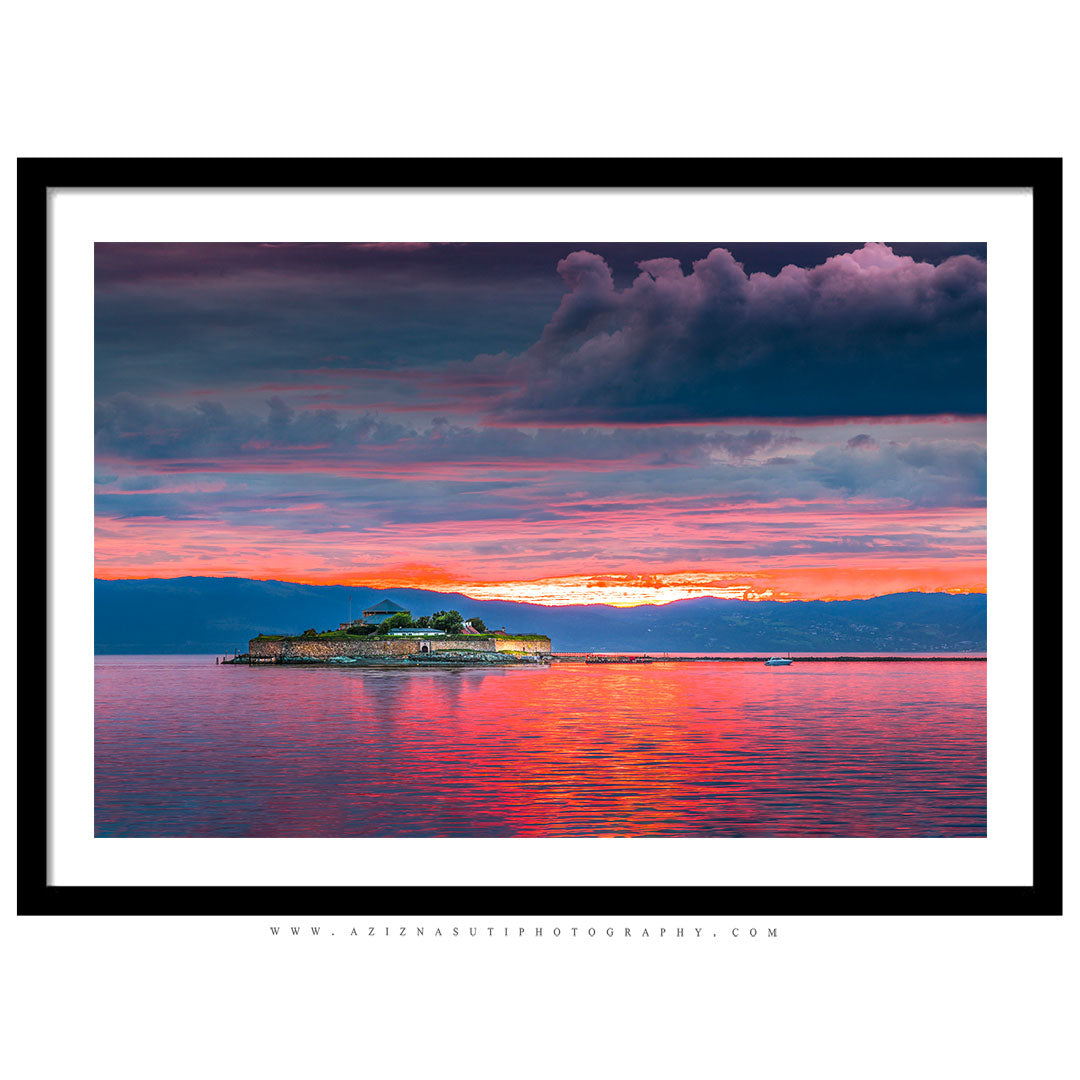 Munkholmen i en vakker rosa solnedgang
