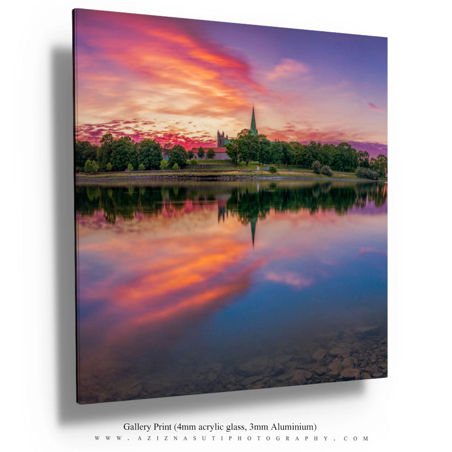 Drømmende solnedgang over Nidelva og Nidarosdomen