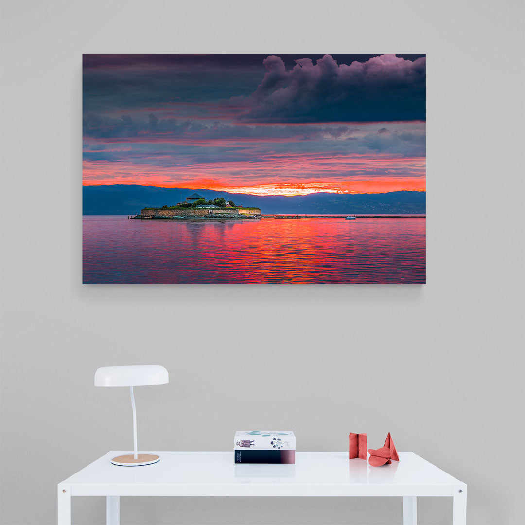 Munkholmen i en vakker rosa solnedgang