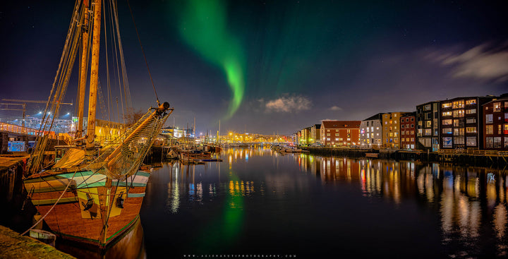 Den fantastiske natten Panorama over Trondheims Kanal med Northern