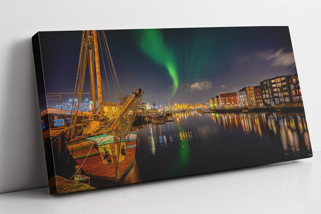 Den fantastiske natten Panorama over Trondheims Kanal med Northern