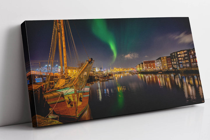 Den fantastiske natten Panorama over Trondheims Kanal med Northern