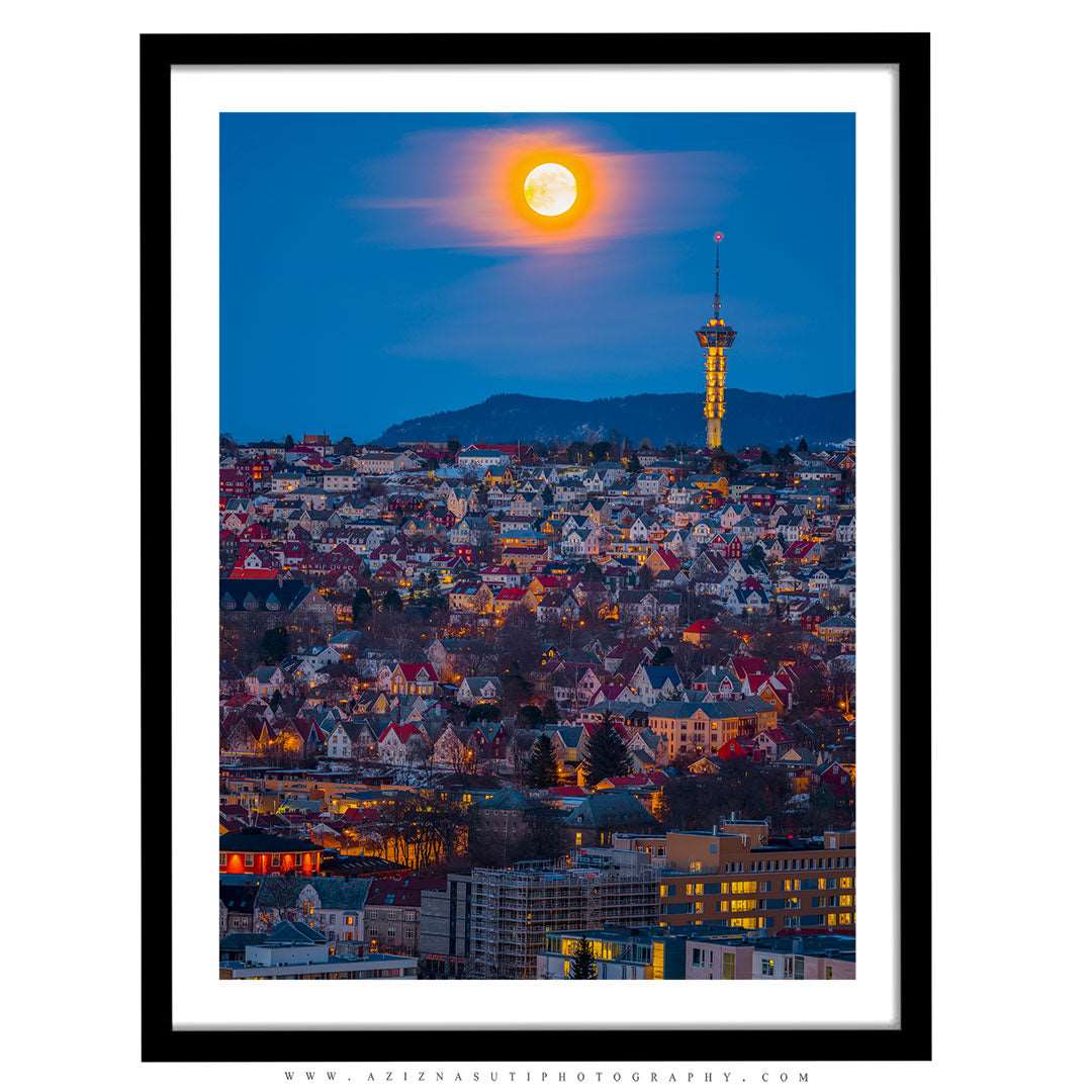 Moon Over Tyholttårnet