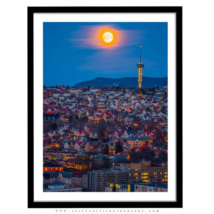 Moon Over Tyholttårnet