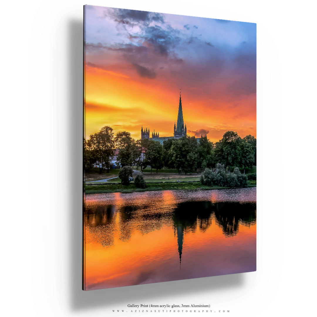 Fantastisk solnedgang over Nidarosdomen i Trondheim (Portrett)