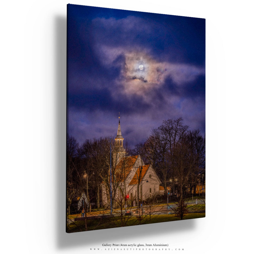Moon Over Lade kirke