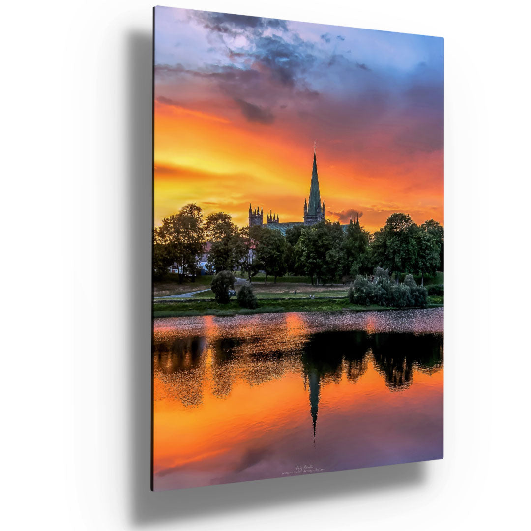 Fantastisk solnedgang over Nidarosdomen i Trondheim (Portrett)