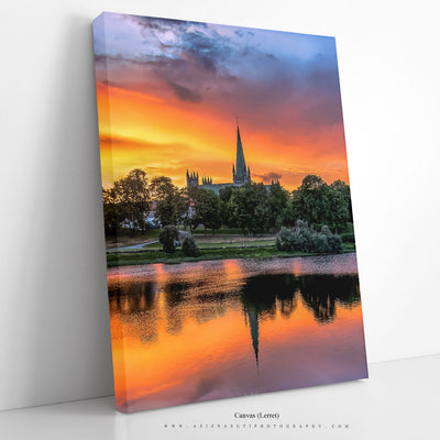 Fantastisk solnedgang over Nidarosdomen i Trondheim (Portrett)