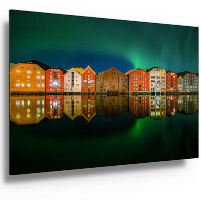 Nordlys (nordlys) Over Vakre Trondheims Bryggene