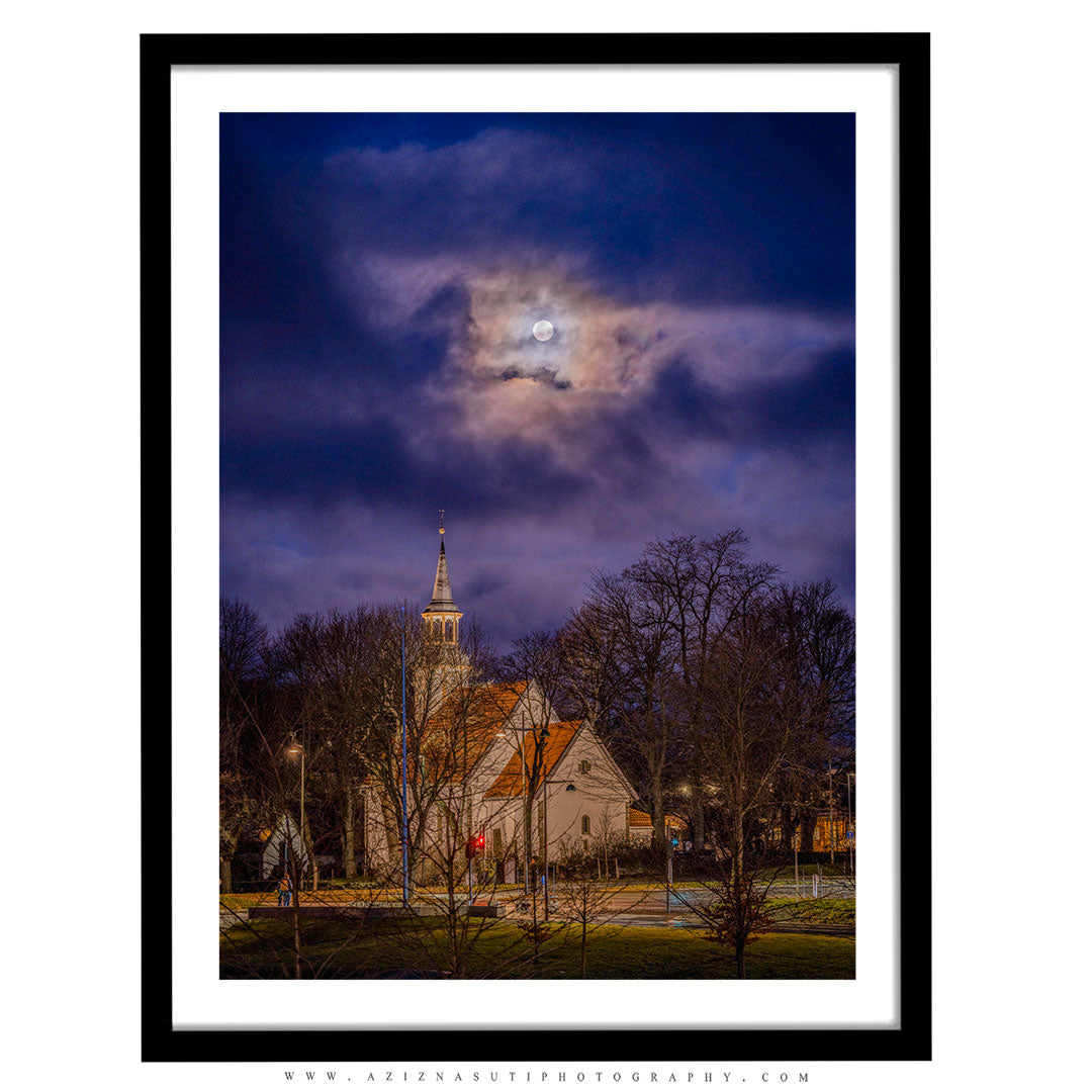 Moon Over Lade kirke