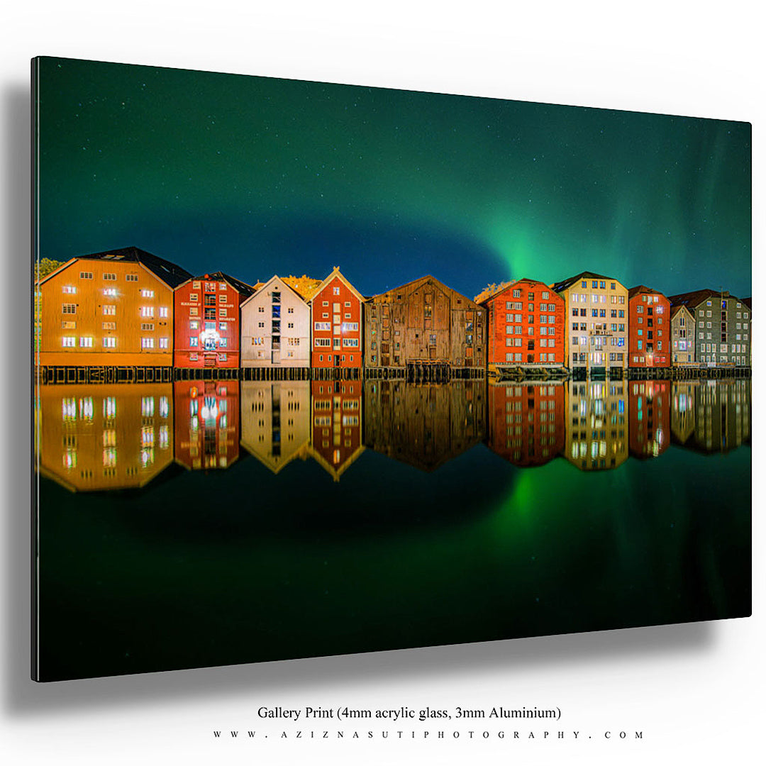 Nordlys (nordlys) Over Vakre Trondheims Bryggene