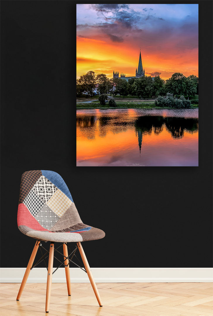 Fantastisk solnedgang over Nidarosdomen i Trondheim (Portrett)
