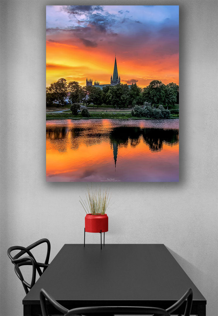 Fantastisk solnedgang over Nidarosdomen i Trondheim (Portrett)