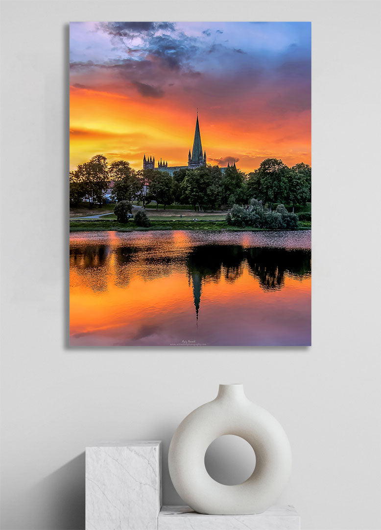 Fantastisk solnedgang over Nidarosdomen i Trondheim (Portrett)