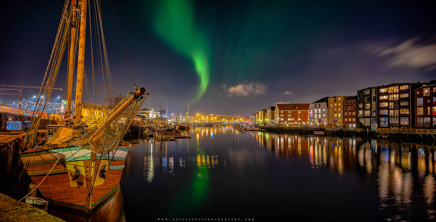 Den fantastiske natten Panorama over Trondheims Kanal med Northern